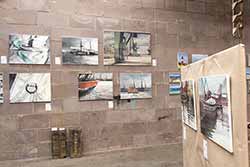 Foto mit Ölbildern des Malers Hans Brandt in der Ausstellung kunsthalle